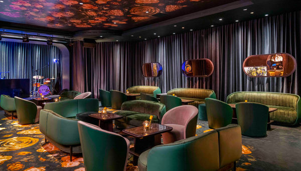 Easy’s is a 1920s-styled cabaret lounge in Aria’s Proper Eats food hall.
